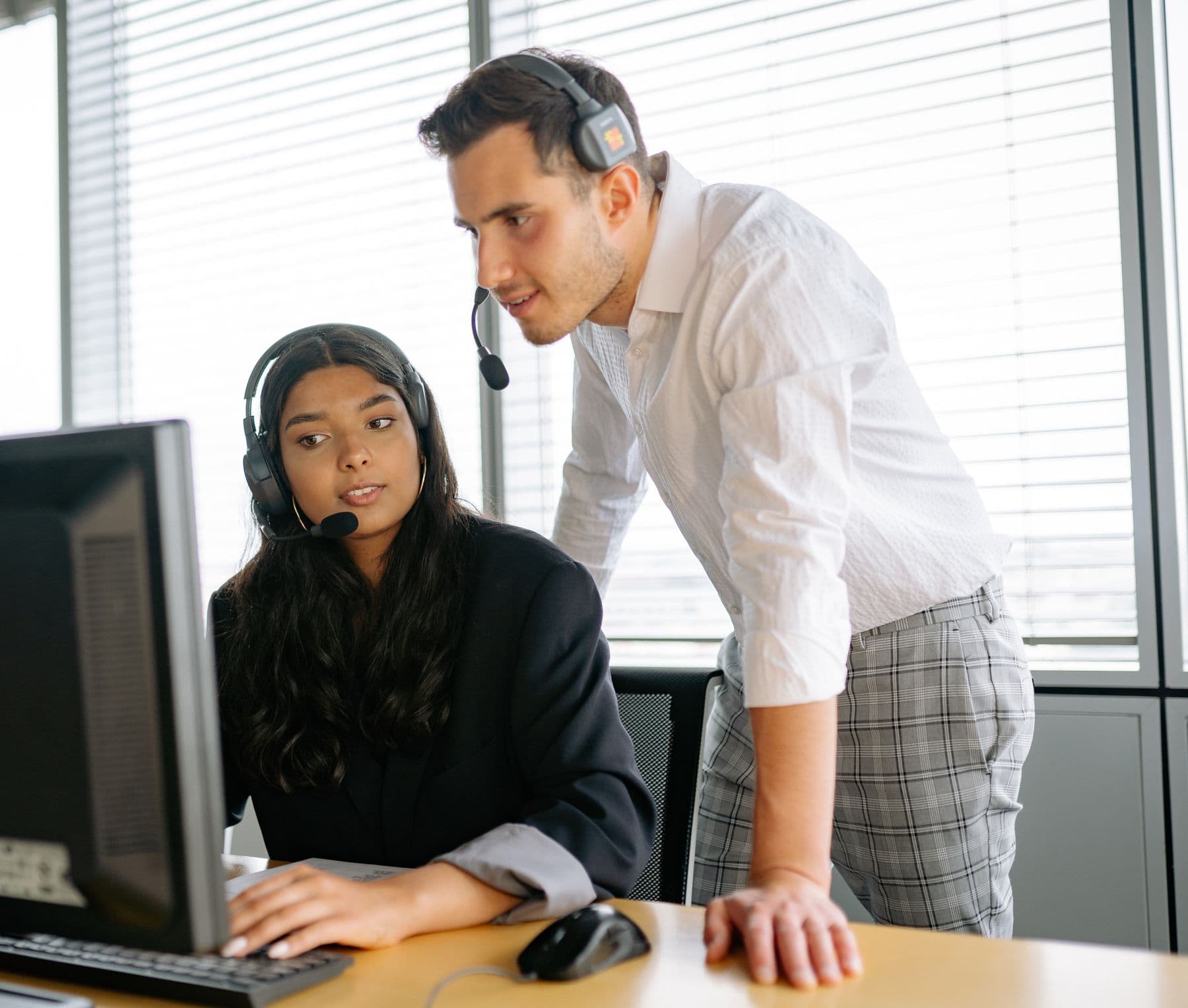A team leader reviewing a conversation at an agent's screen